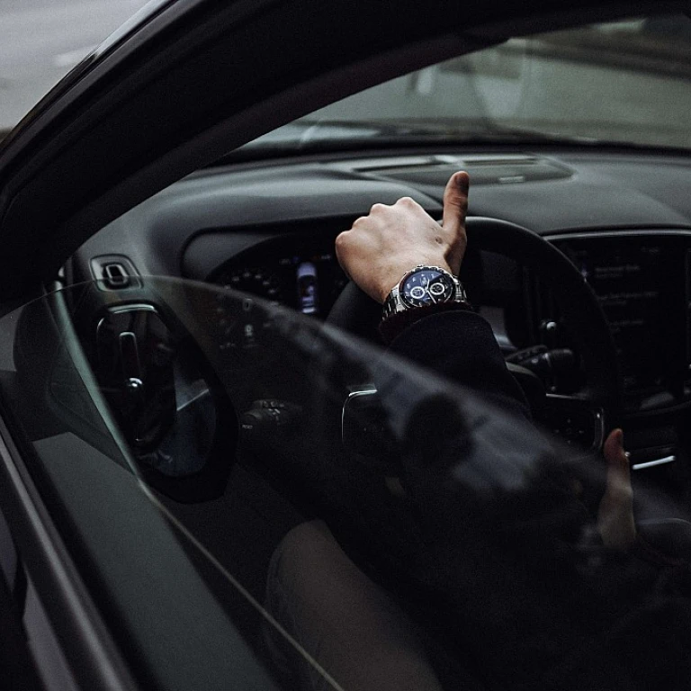 Comment nettoyer efficacement les phares de votre voiture avec une astuce de grand-mère